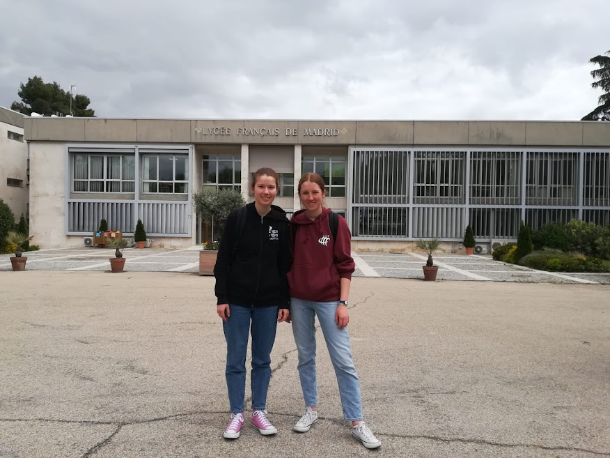 deux filles devant école madrid